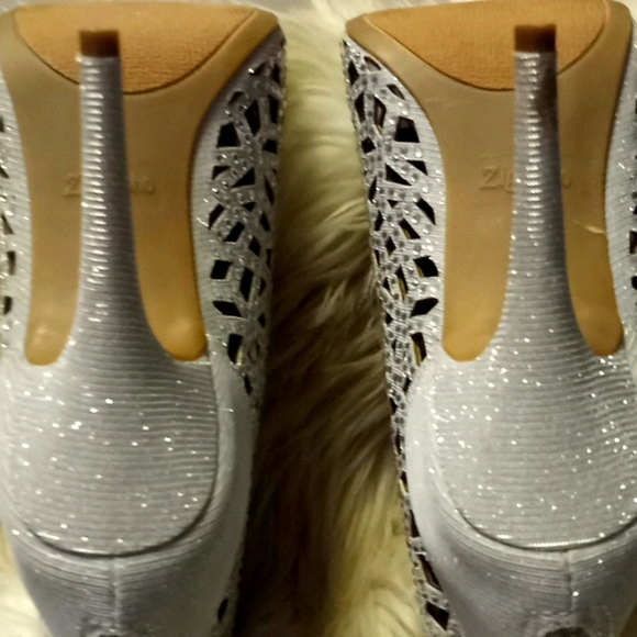 Zigi Soho Silver Sparkly Drift Caged Bootie - Picture 9 of 13